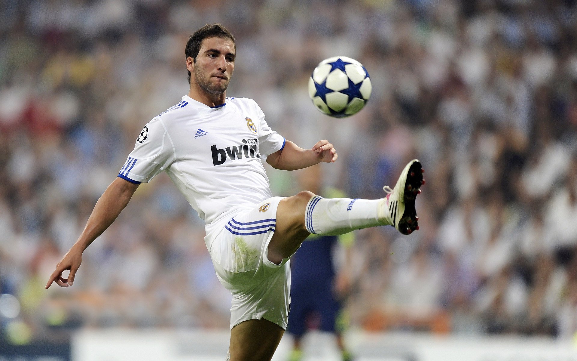 英超焦点赛事，比分3-2，比赛中关键传球成功率达85%，控球率68%，英超控球率排名